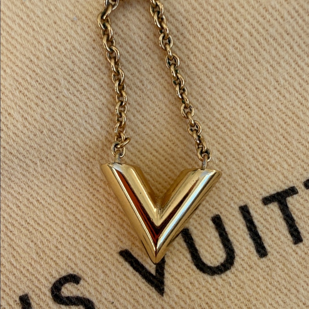 Louis Vuitton V Pendant Gold Necklace - Picture 5 of 7